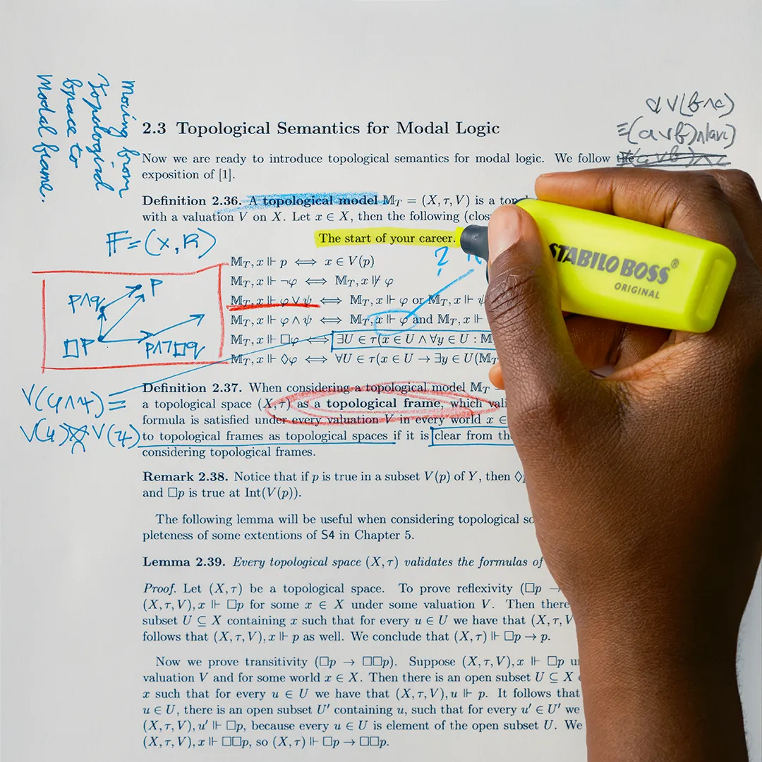 Hand, die in einem wissenschaftlichen Dokument mit einem STABILO BOSS Textmarker 