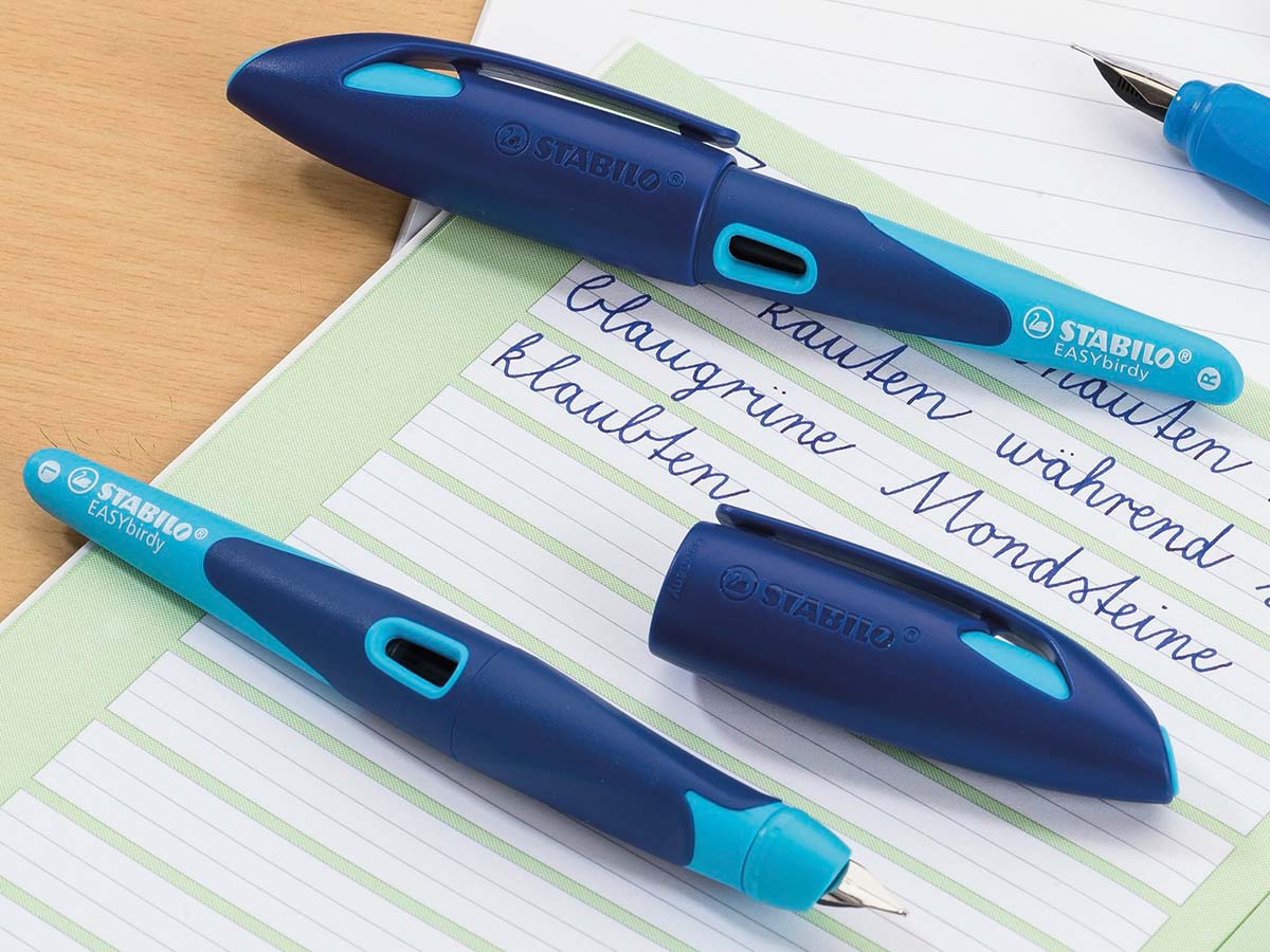 Penna Stilografica Ergonomica - STABILO EASYbirdy Timber In Verde - Per Destrimani - Punta Principiante - Cartuccia Blu Inclusa