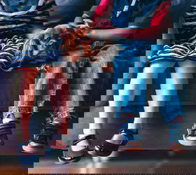 Couch, Schuh, Sandale, Hosen, Person