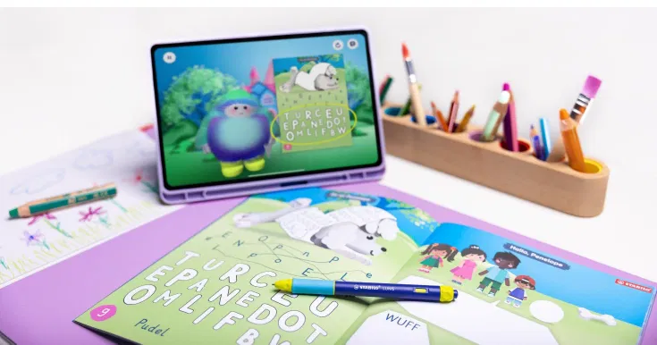 STABILO LUNIS graph in Aktion zusammen mit der BOLLY App und einem Übungsheft