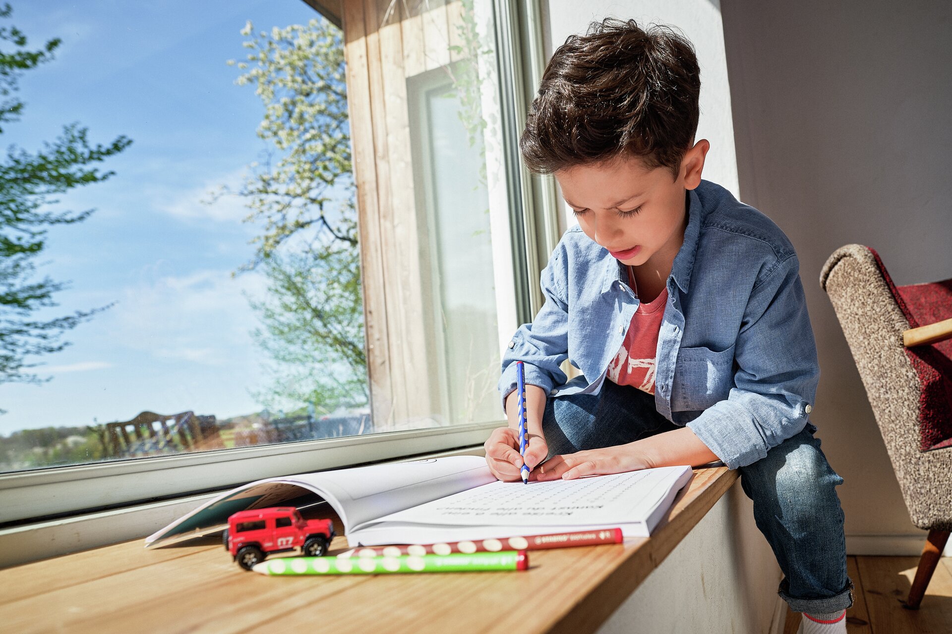 Buntstifte STABILO EASYcolors, Kinderzeichnung, Schultisch, Bleistift, Notizbuch, Fensterplatz