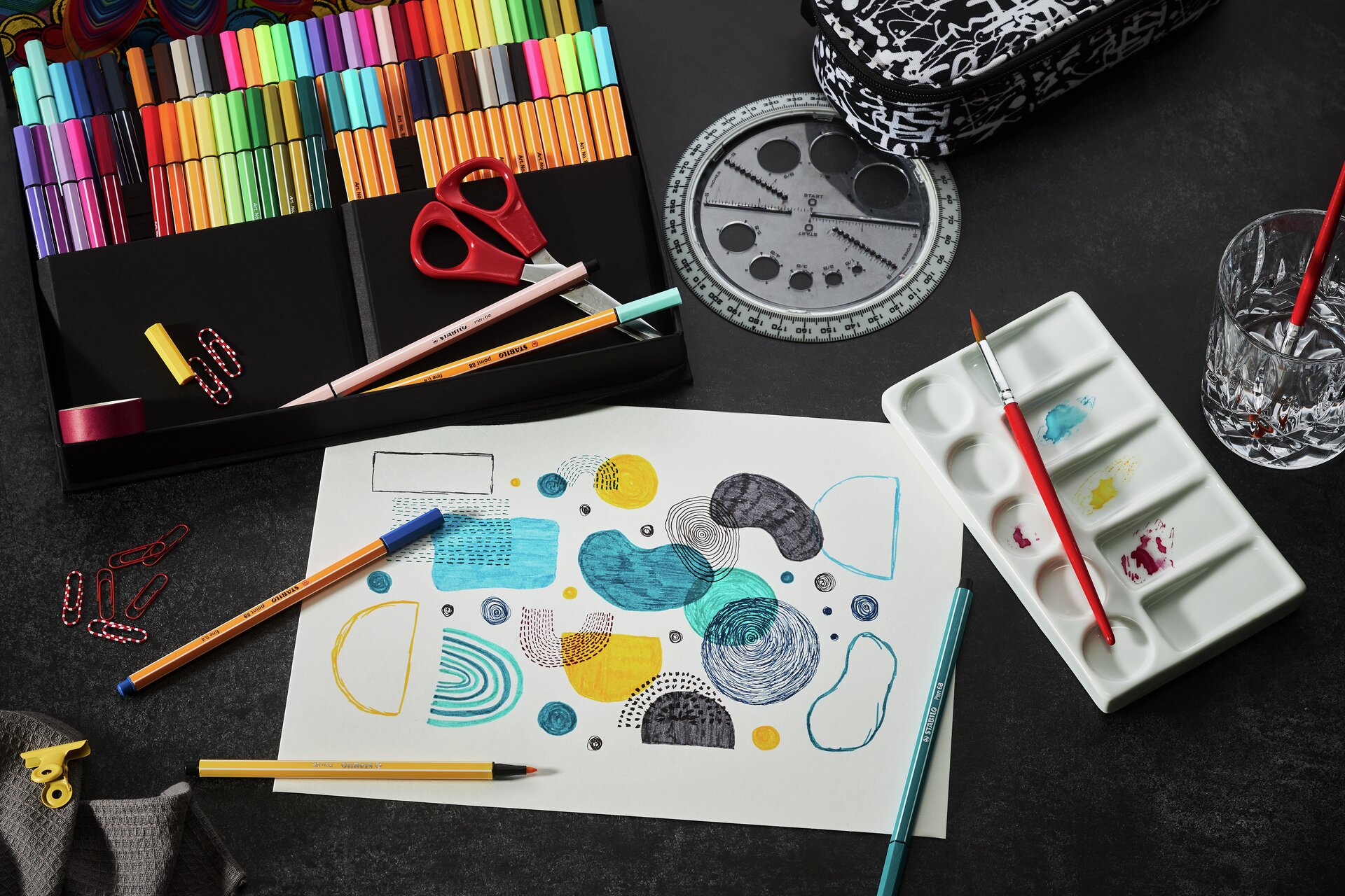 Schmuckkasten, Buntstifte, Scheren, Pinsel, Malkarton