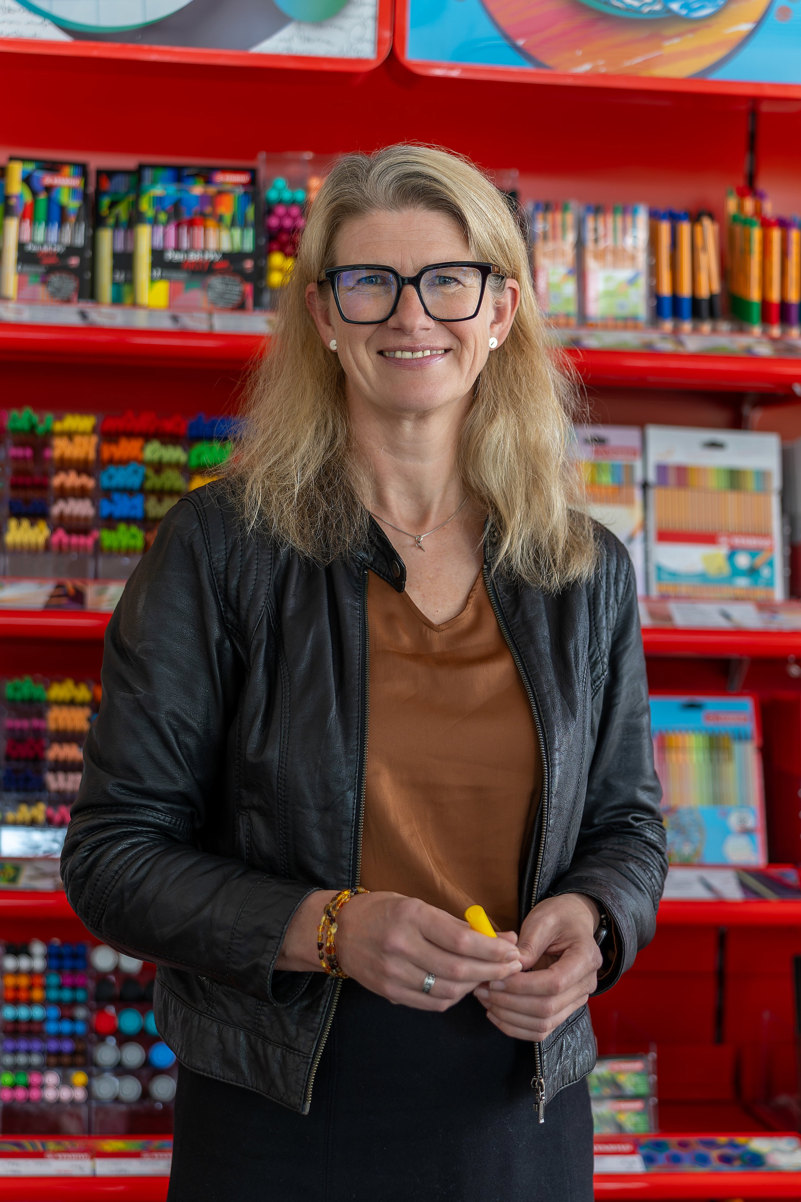 frau, brille, jacke, lederjacke, supermarkt