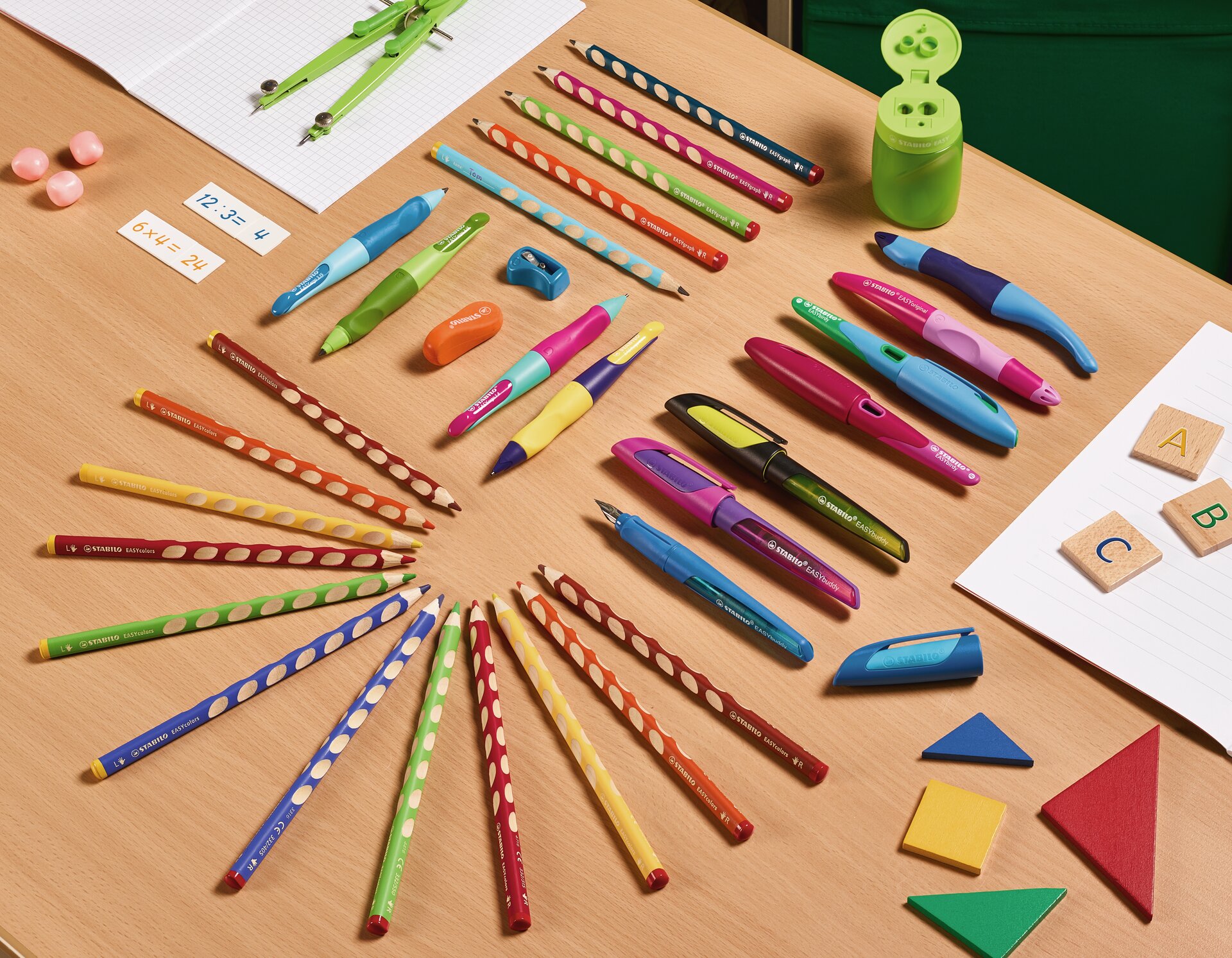 Schülerbedarf, Schreibwaren, Buntstifte, Kugelschreiber, Lineale
