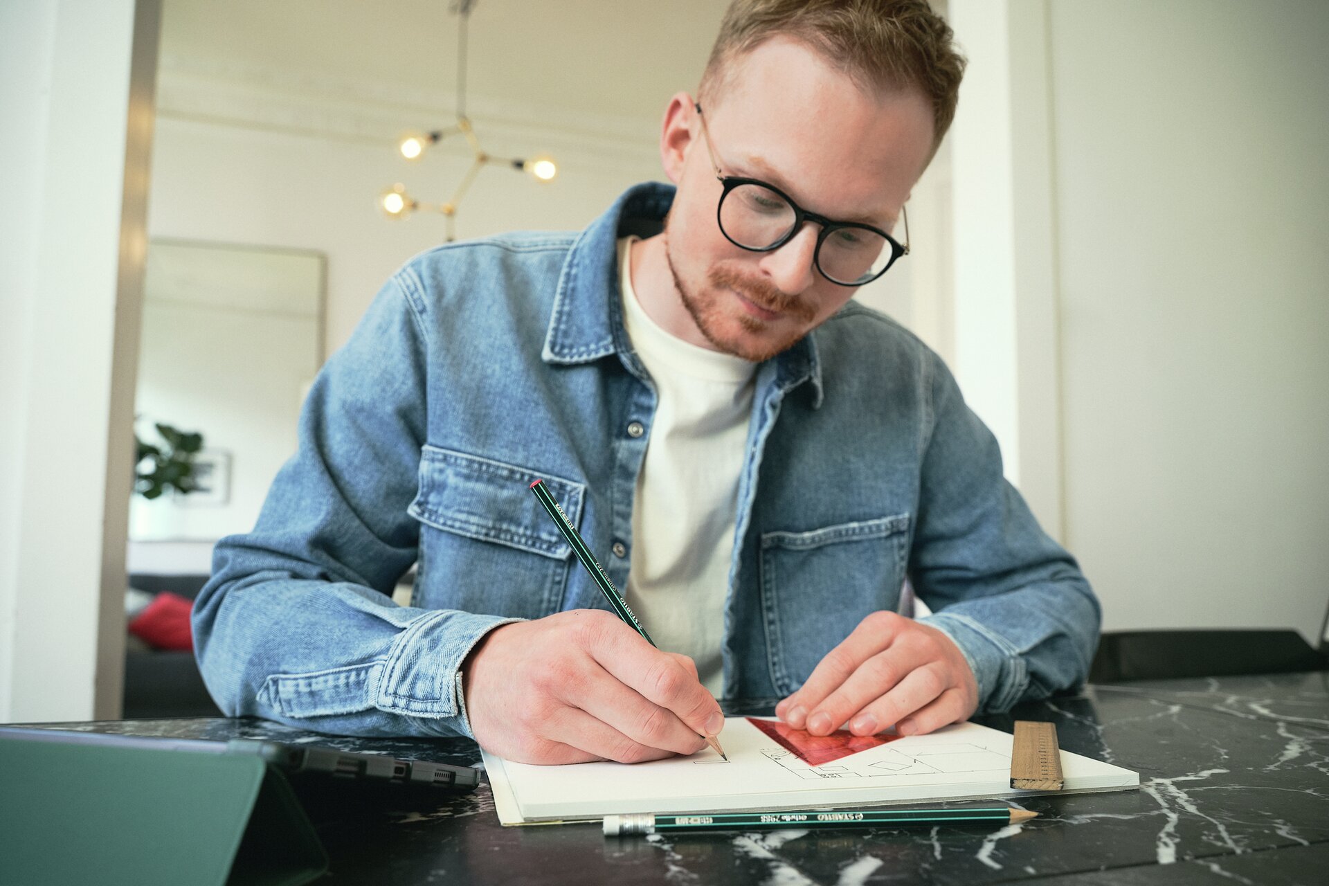 Bleistifte STABILO Othello, jeansjacke, denim, hemd, brille, bleistift