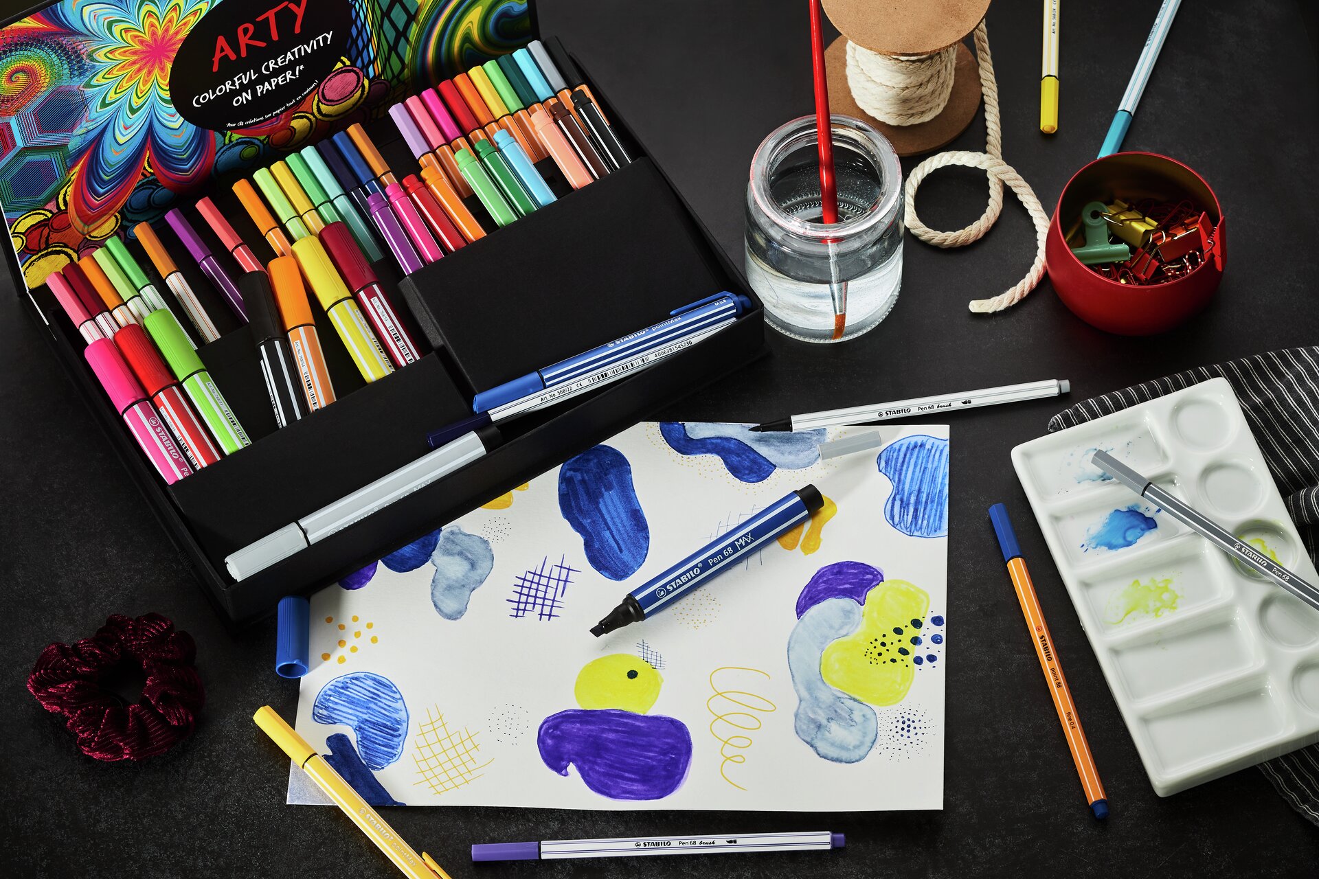 Malstifte, Marker, Aquarellfarben, Skizzenpapier, Kunstzubehör