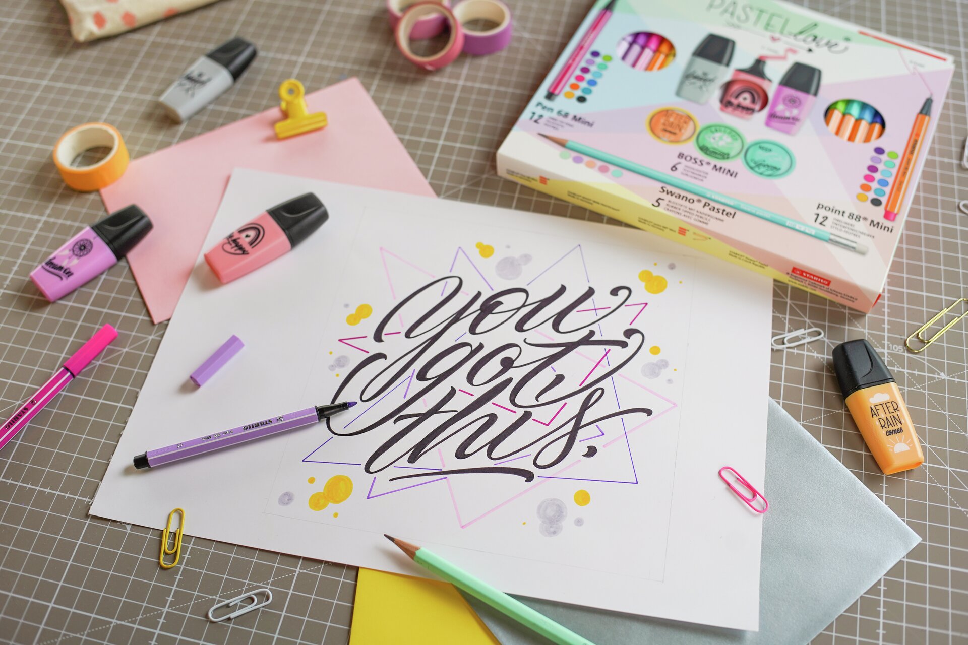 Kunstprojekt, Kalligrafie, Buntstifte, Notizpapier, Schrägschrift