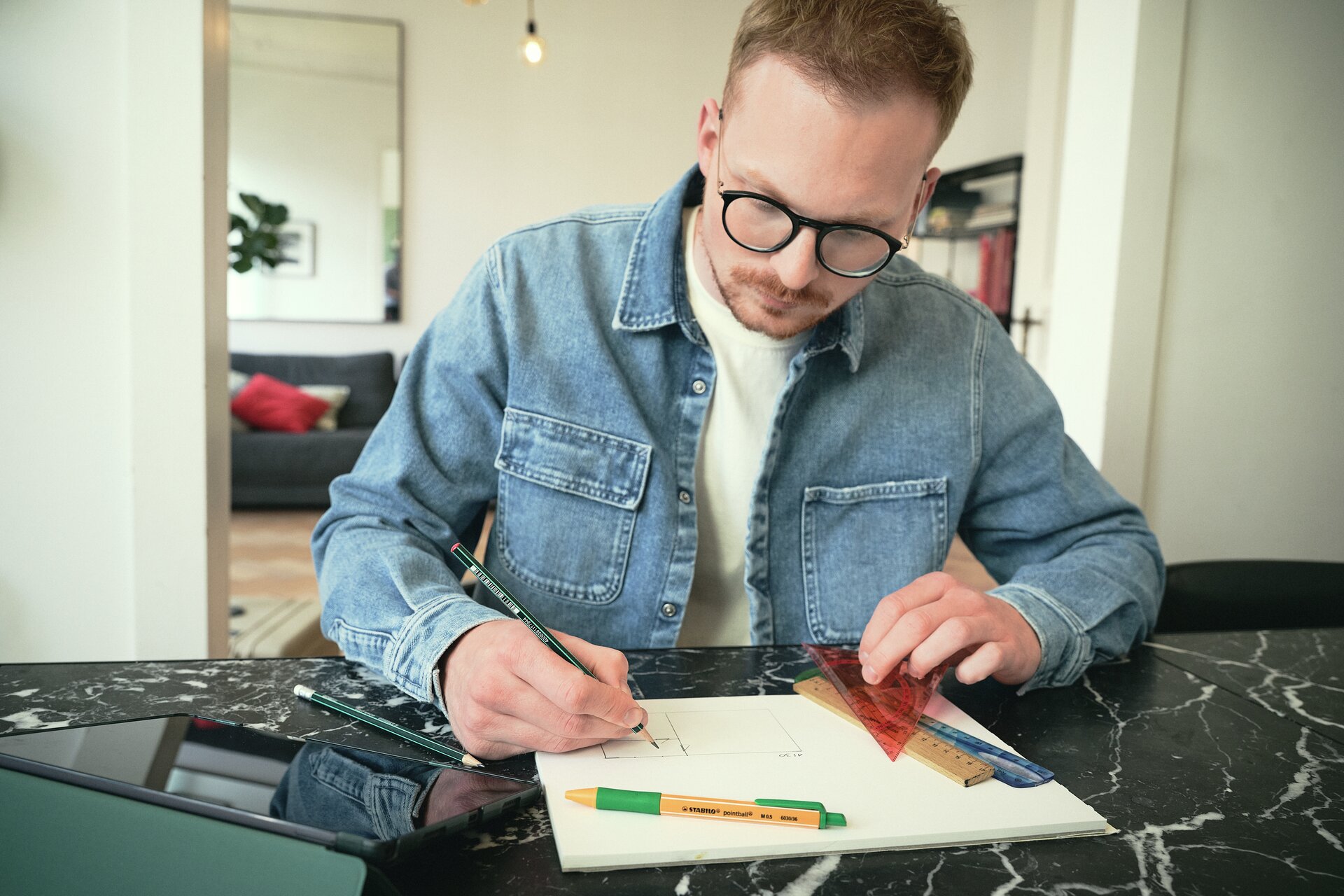 Bleistifte STABILO Othello, jeansjacke, denim, brille, zeichnen, werkzeugset