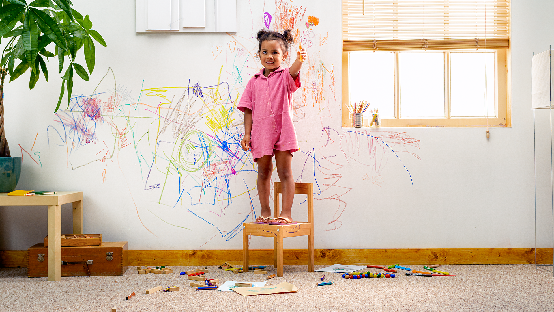Kindergarten, Kind, rosa Kleid, Wandkunst, Buntstifte