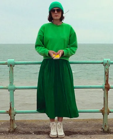 Moodbild mit Frau am Meer mit kleinem Tagebuch in der Hand