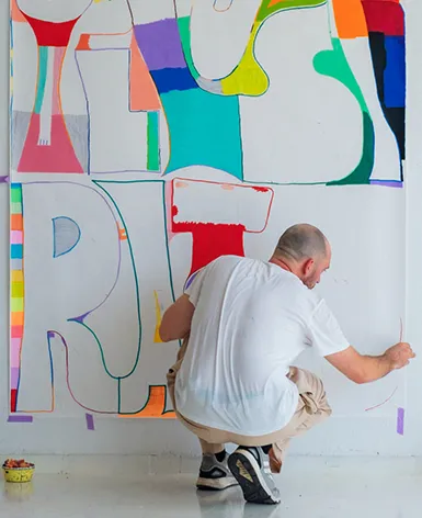 Mark Bohle zeichnet auf Leinwand