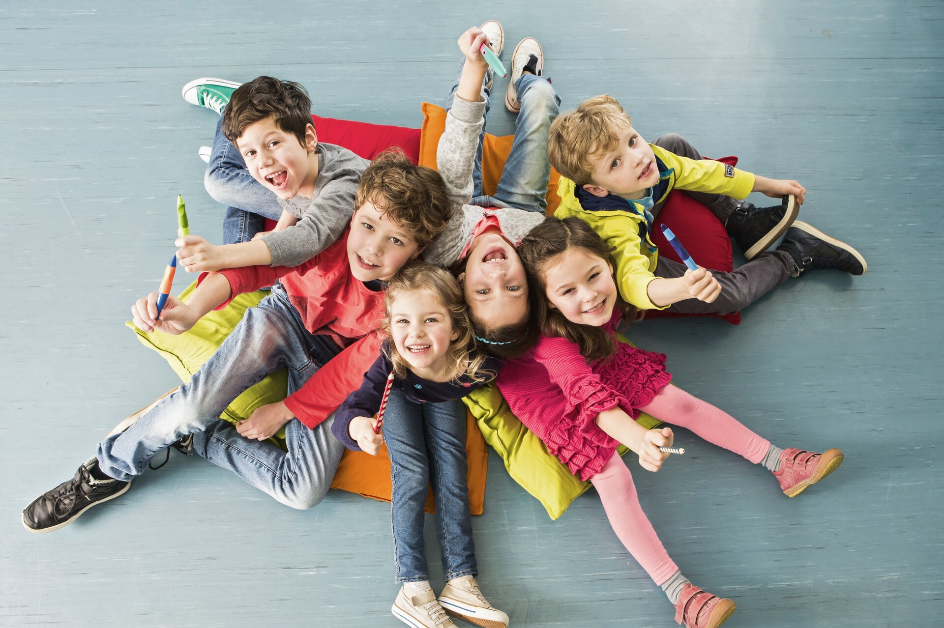 Kindergruppe, Bunte Kissen, Schul-/Kinderklotz, Stifte, Halterungsspielzeug