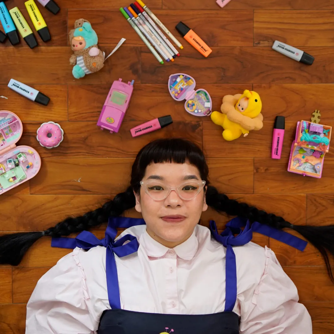 Die Illustratorin Martcellia Liunic inmitten vieler STABILO Stifte.